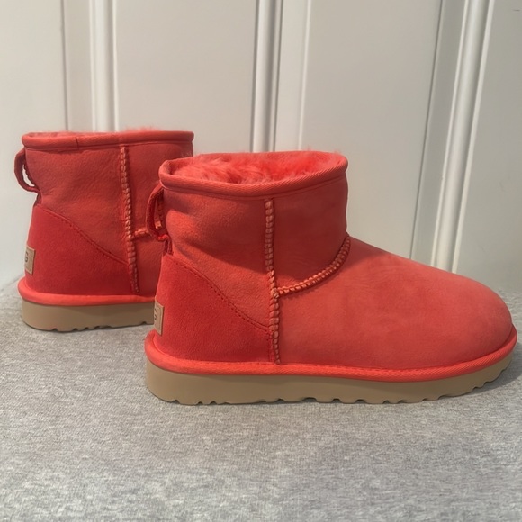 New NWOT Treadlite By UGG Short Boots. Size 6. - Picture 3 of 7